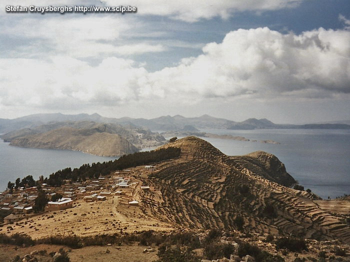 Isla del Sol Isla del Sol, een wondermooi eiland, in het hemelsblauwe Titicacameer. Het leven op de eilanden van Isla del Sol en Isla de la Luna lijkt wel honderden jaren stil gestaan te hebben. De dorpjes zijn er nog authentiek en de mensen leven er van de visvangst, het kweken van groenten en aardappelen op de eeuwenoude terrassen en het houden van lama's, alpaca's, varkens en schapen. Stefan Cruysberghs